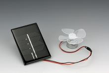 Solcellepanel med motor og propel